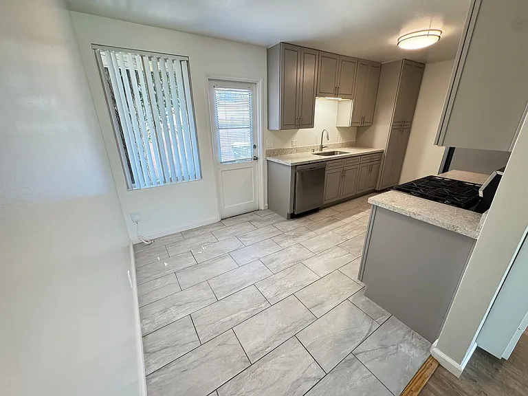 Charming 1 Bedroom unit, completely remodeled with In-Unit Washer/Dryer! — Photo 6