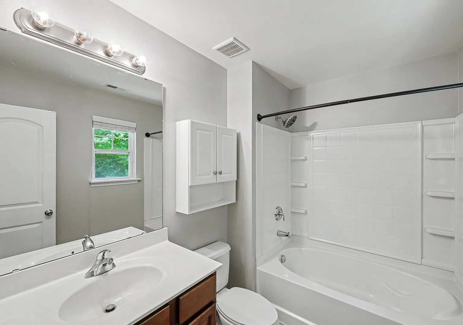 Beautiful 3BR Townhome with Community Pool & Garage! — Photo 3