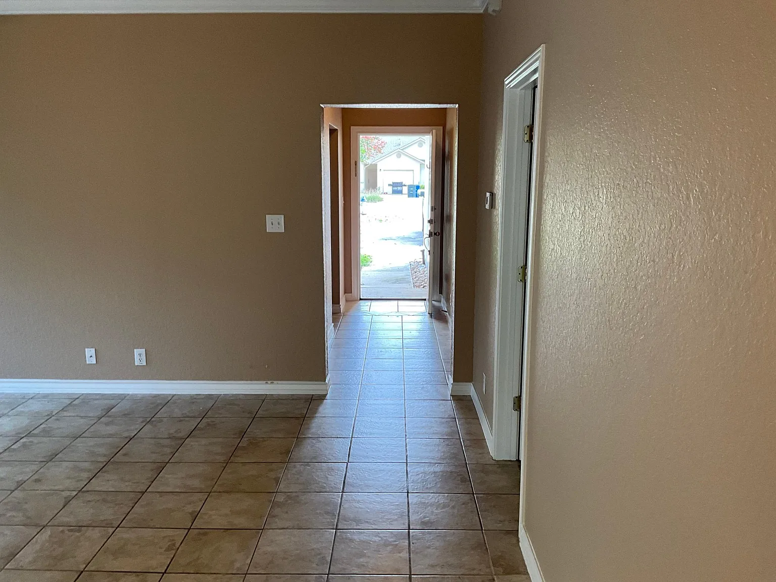 927 Misty Acres Dr — Photo 3