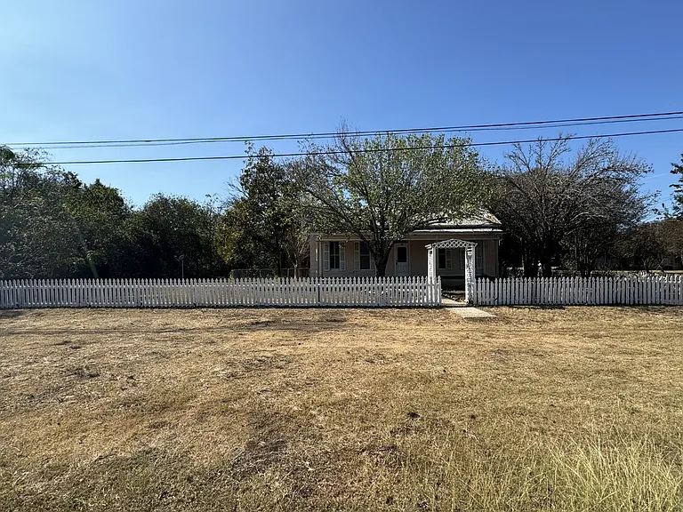 302 S Burleson — Photo 2