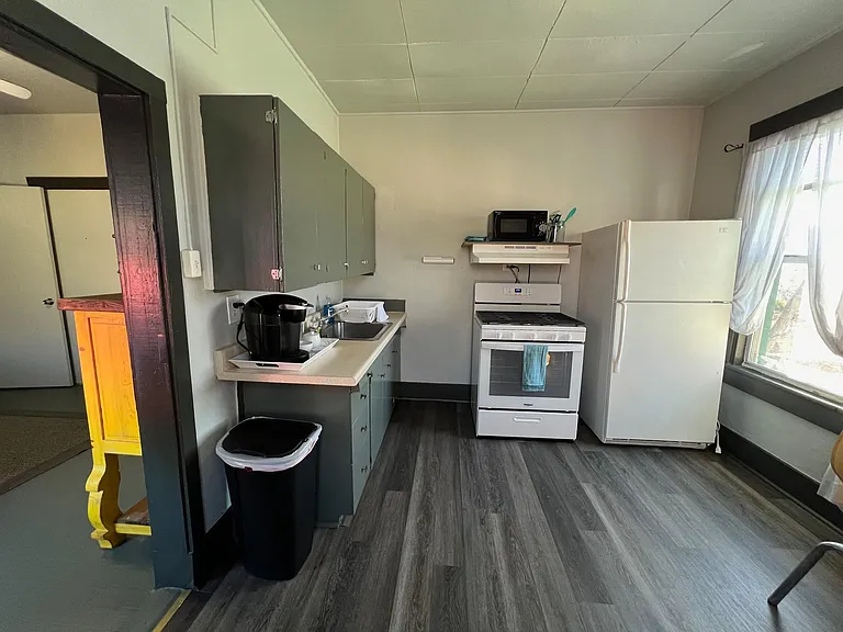 307 W Market St #4 — Photo 5