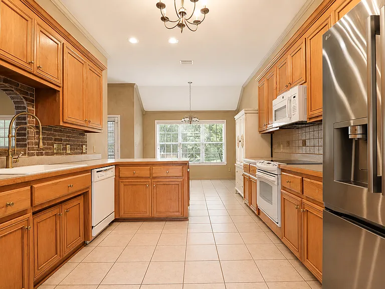 3829 Edinburg Cir — Photo 7