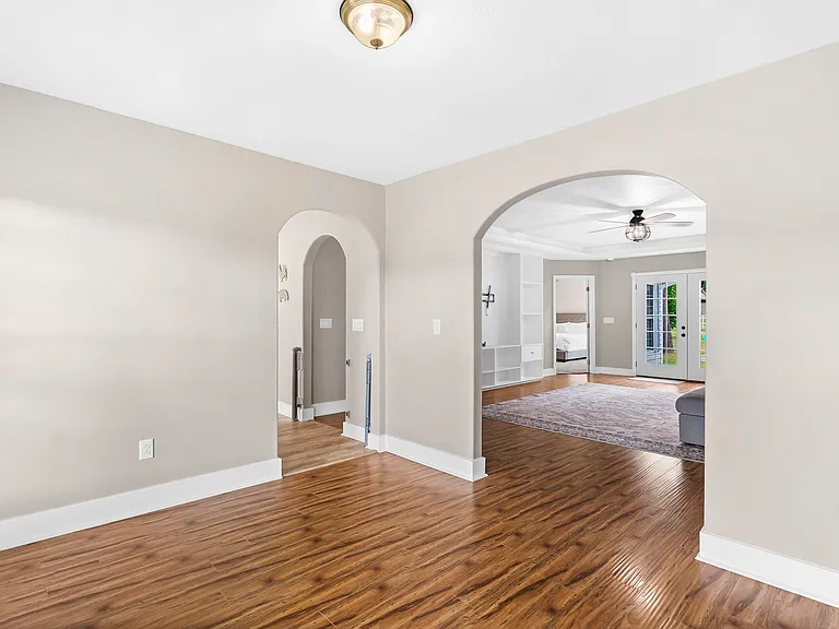 305 Lake Dr — Photo 13