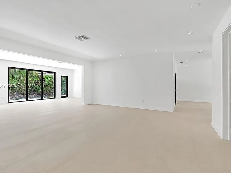 950 Bayamo Ave — Photo 12