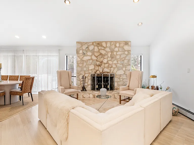 82 Wooleys Dr — Photo 4
