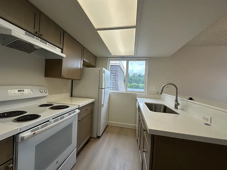 14504 NE 7th Pl #4 — Photo 3