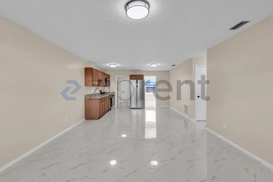 3 bed, 1200 sqft, $2,000 — Photo 3