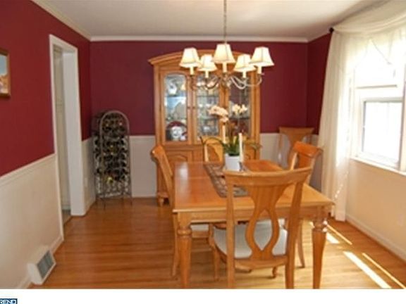 5th image of 828 Sheffield Dr