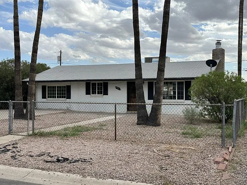 5 bed, 1700 sqft, $2,595 — Photo 2