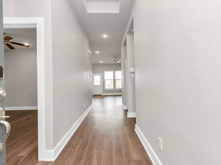 10515 Moon Valley Ln — Photo 4
