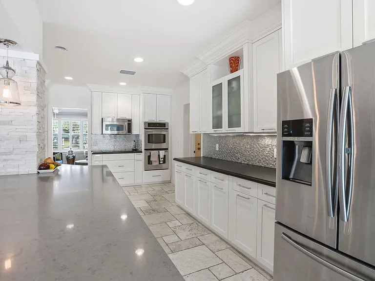 309 NE 8th Ave — Photo 17