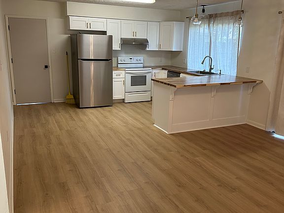 4th image of 15 Barksdale Dr