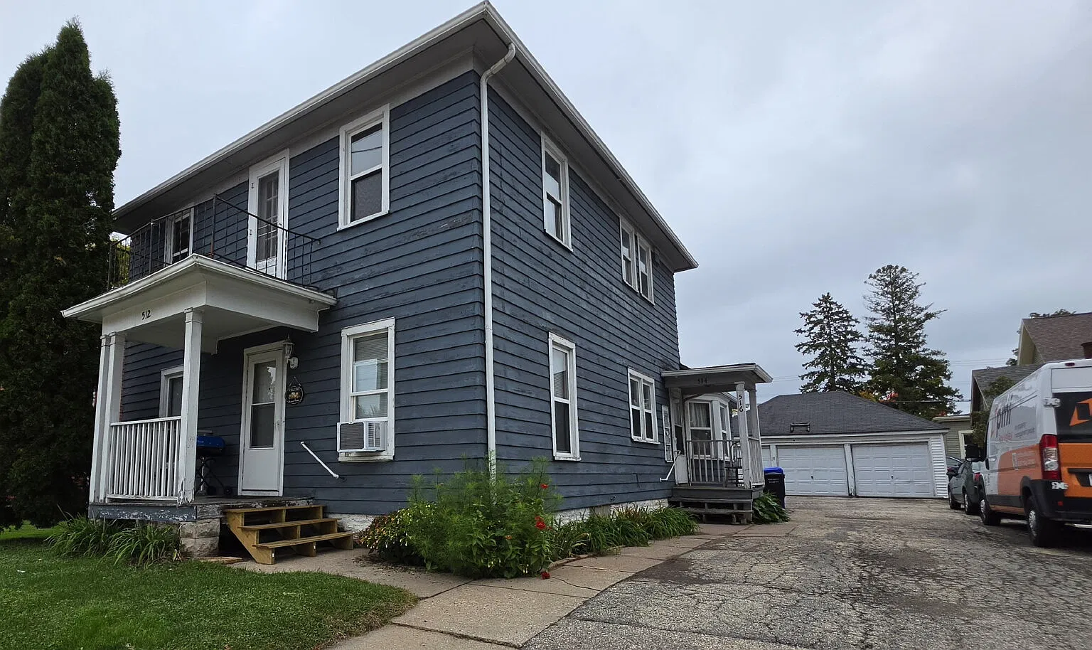 2 bed, 1.0 bath, 700 sqft, $1,050 — Photo 1