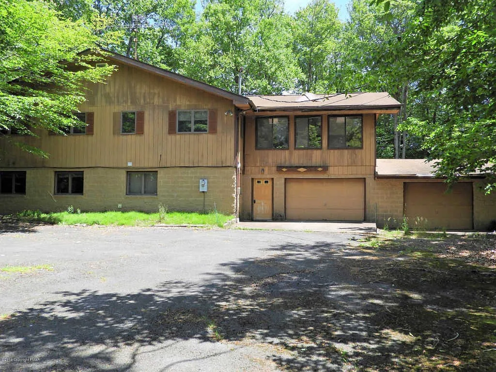 3035 Briarwood Dr photo 1