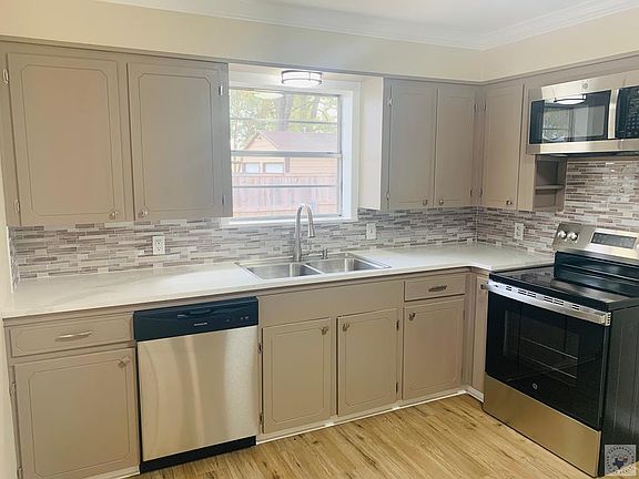 5th image of 904 Becky St