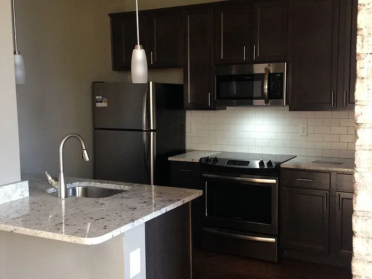 River Lofts West — Photo 8