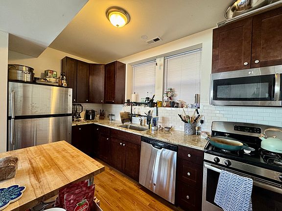 5th image of 2415 W Montrose Ave APT 1R
