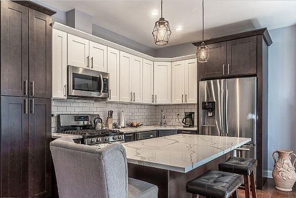 2nd image of 836 W Wrightwood Ave #3