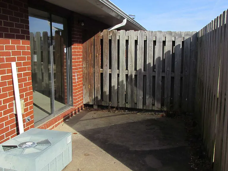 1320 W Linden St — Photo 33