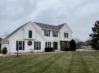 7125 W Woodbury Dr, Franklin, WI 53132