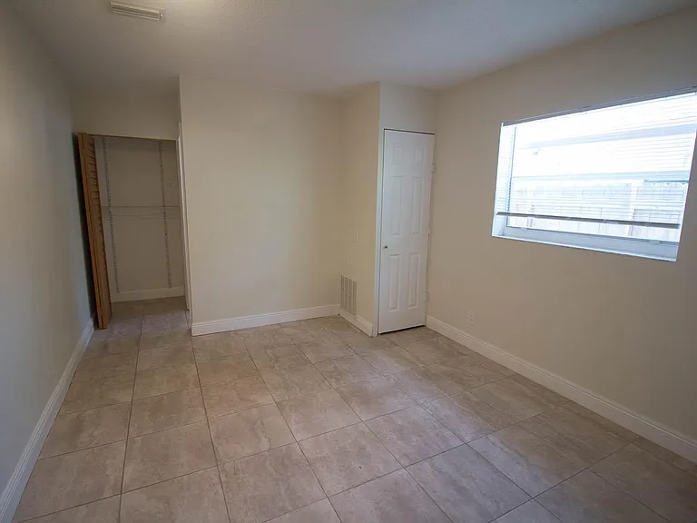 909 NE 12th Ave — Photo 14