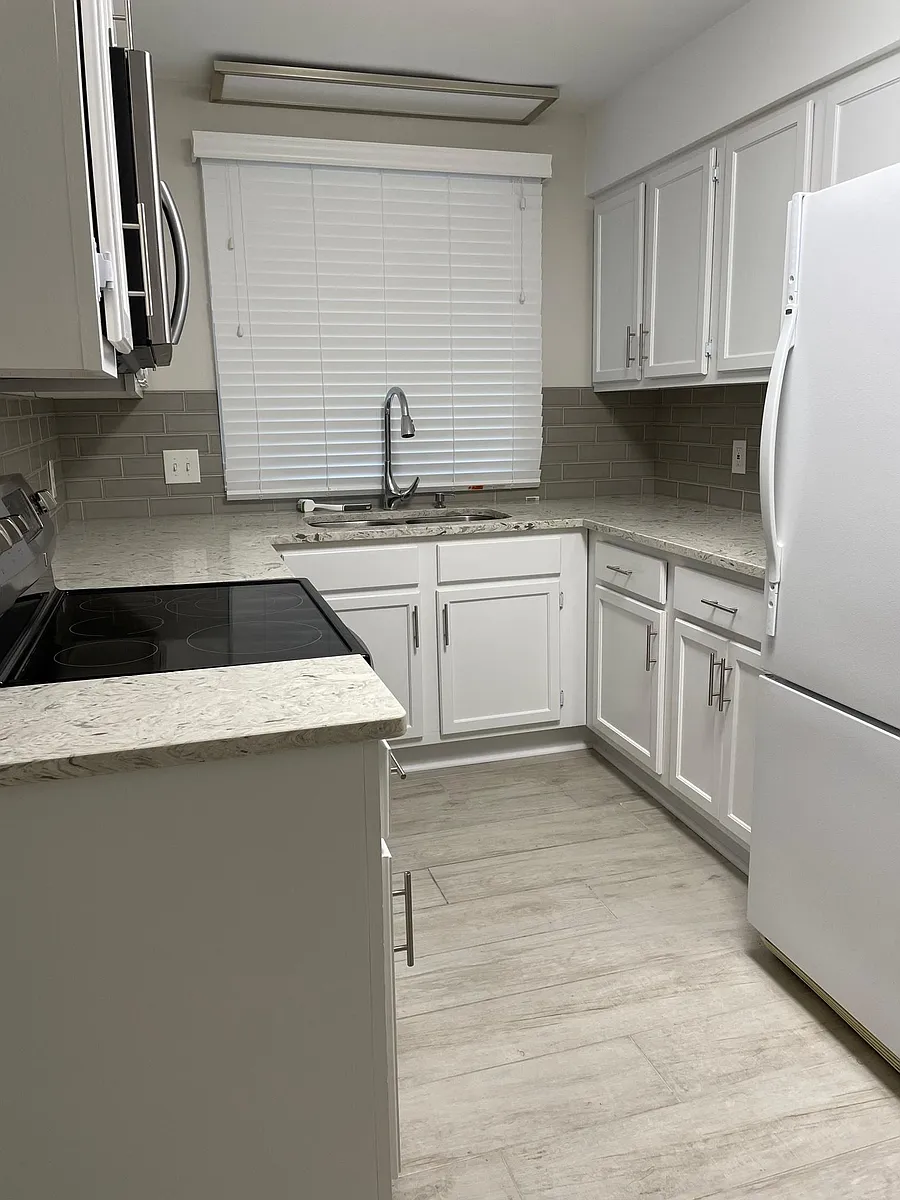 Kitchen - 502 Running Brook Rd #502