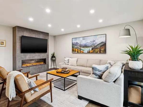 5327 N 17th Ave SW, Calgary, AB T3E 0E8