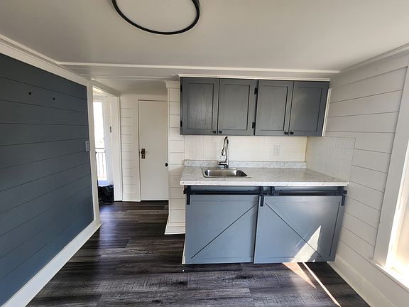 4th image of 228 S Walnut Ave APT 4