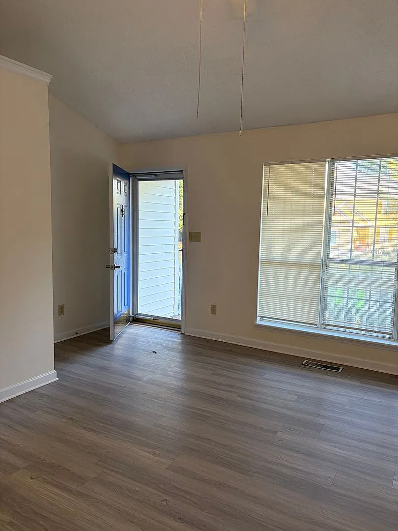 3 Bedroom Ranch Style Home-2 Baths- New Flooring-Pet Friendly With Fee-Ask Agent — Photo 3