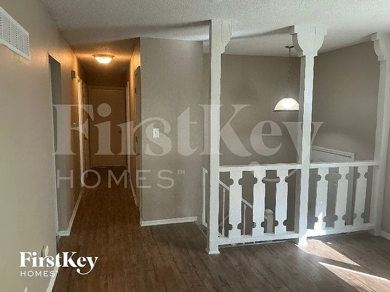 400 SW Keystone Ct — Photo 3