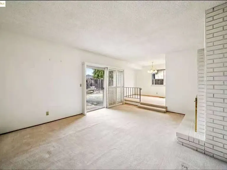 1073 Camellia Dr — Photo 4