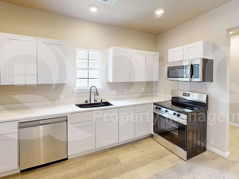 2209 Wellington St — Photo 4