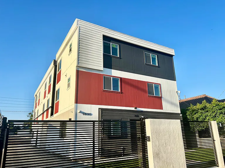 1587 West 35th Street — Photo 32