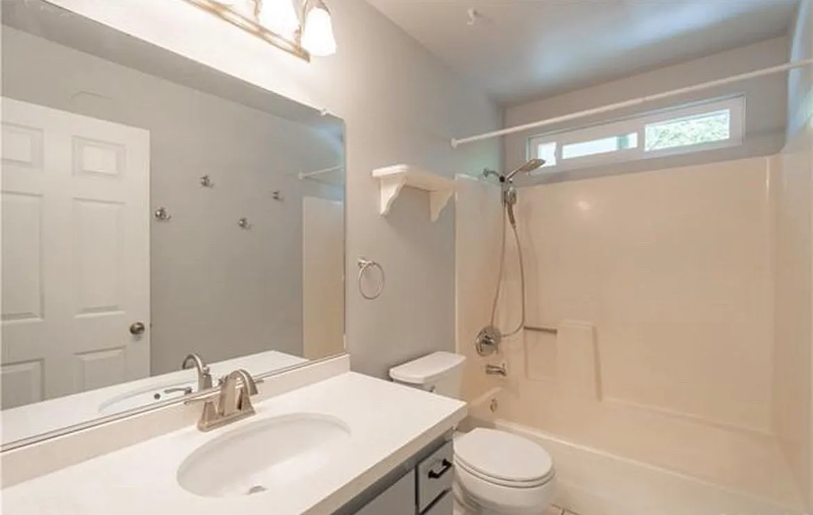 2 bed, 858 sqft, $1,995 — Photo 4