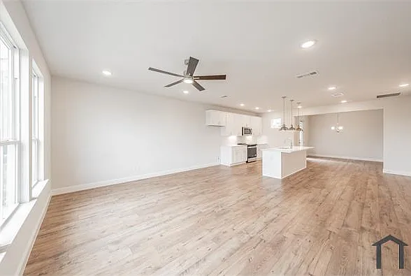 3 bed, 1907 sqft, $2,799 — Photo 2
