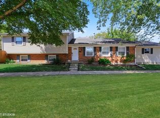 2 McIntosh Ave, Clarendon Hills, IL 60514