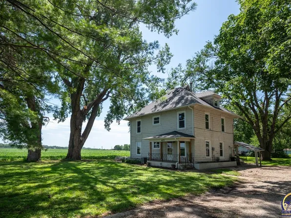 421 E Pottawatomie St, Rossville, KS 66533