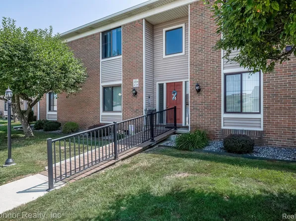 1660 River Rd APT 38, Marysville, MI 48040