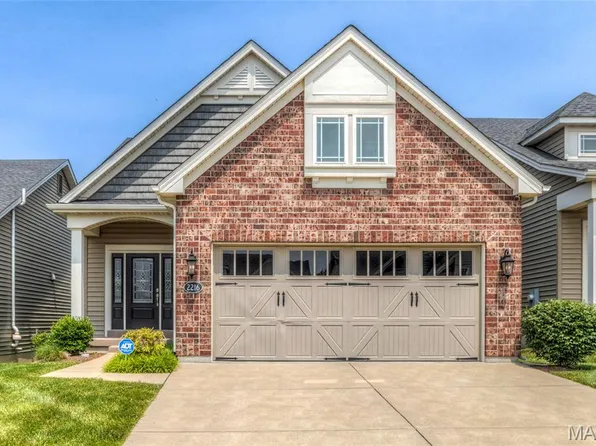 2216 Cournier St, Saint Charles, MO 63301