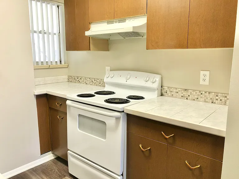 Explore the elegance of this chic kitchen, combining functionality with modern design. Explore the elegance of this chic kitchen, combining functionality with modern design.