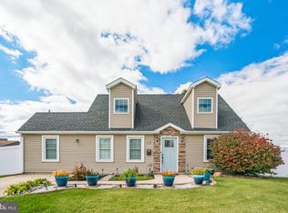 17 Peony Rd, Levittown, PA 19056