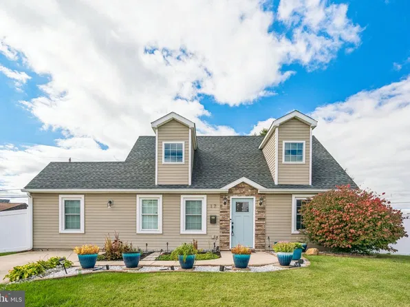 17 Peony Rd, Levittown, PA 19056