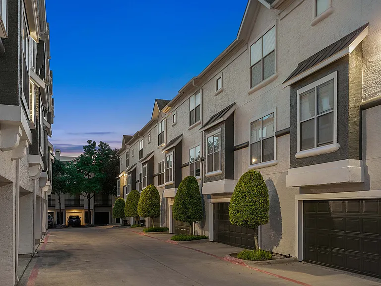 C230670_75West_Twilight_Exteriors_03
