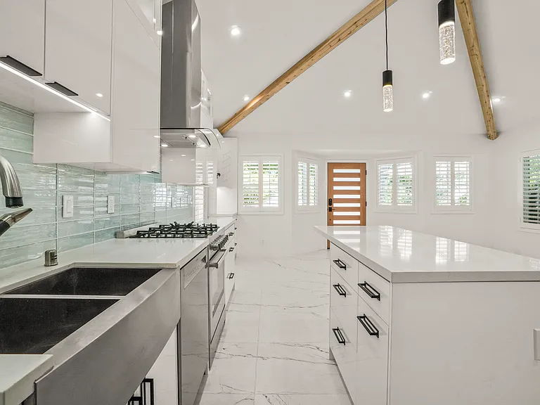 4230 Van Nuys Blvd — Photo 34