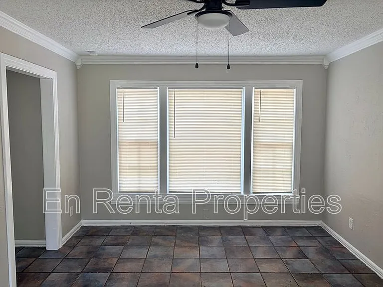 601 W Beach St — Photo 4