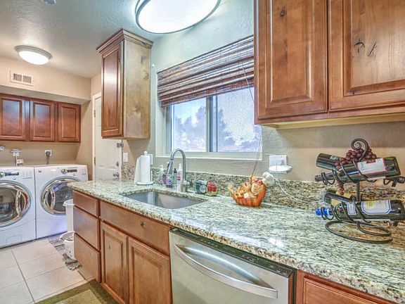 4th image of 906 S Saranac Ave