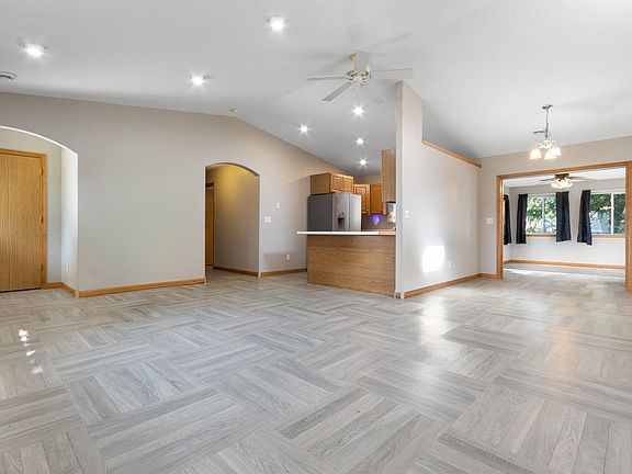 3rd image of 614 W 3rd St
