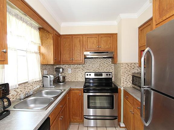 4th image of 1061 Vacationland Dr