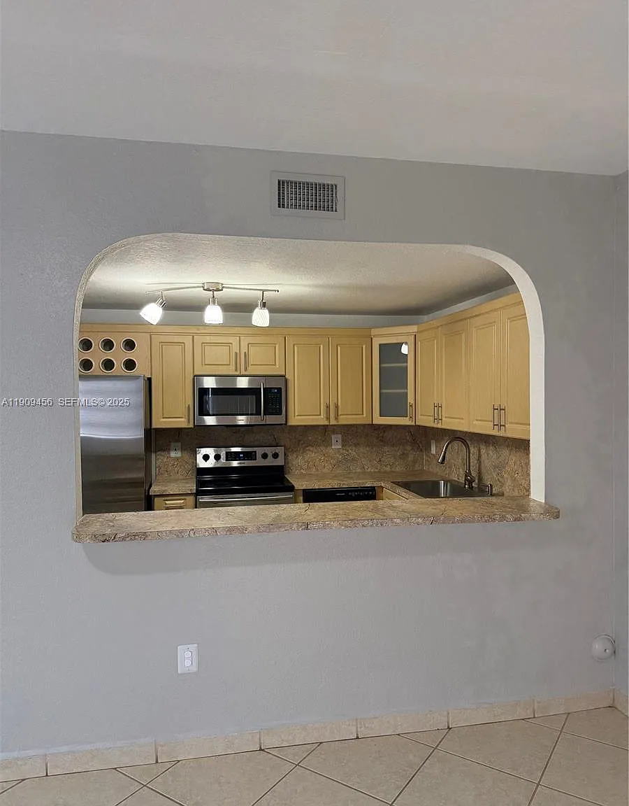 3 bed, 1250 sqft, $2,850 — Photo 2