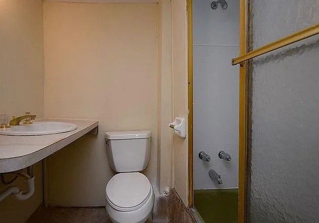 3212 Seward St — Photo 12